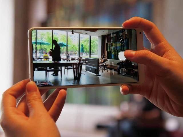 小米8货量充足?1分37秒被秒光!网友:我再看看