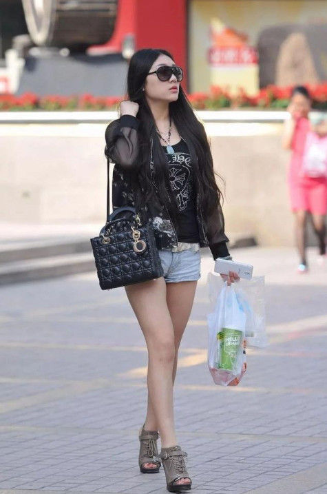  『俏丽』街拍：身姿俏丽的小美女，黑色上衣+牛仔短裤，美腿纤细笔直