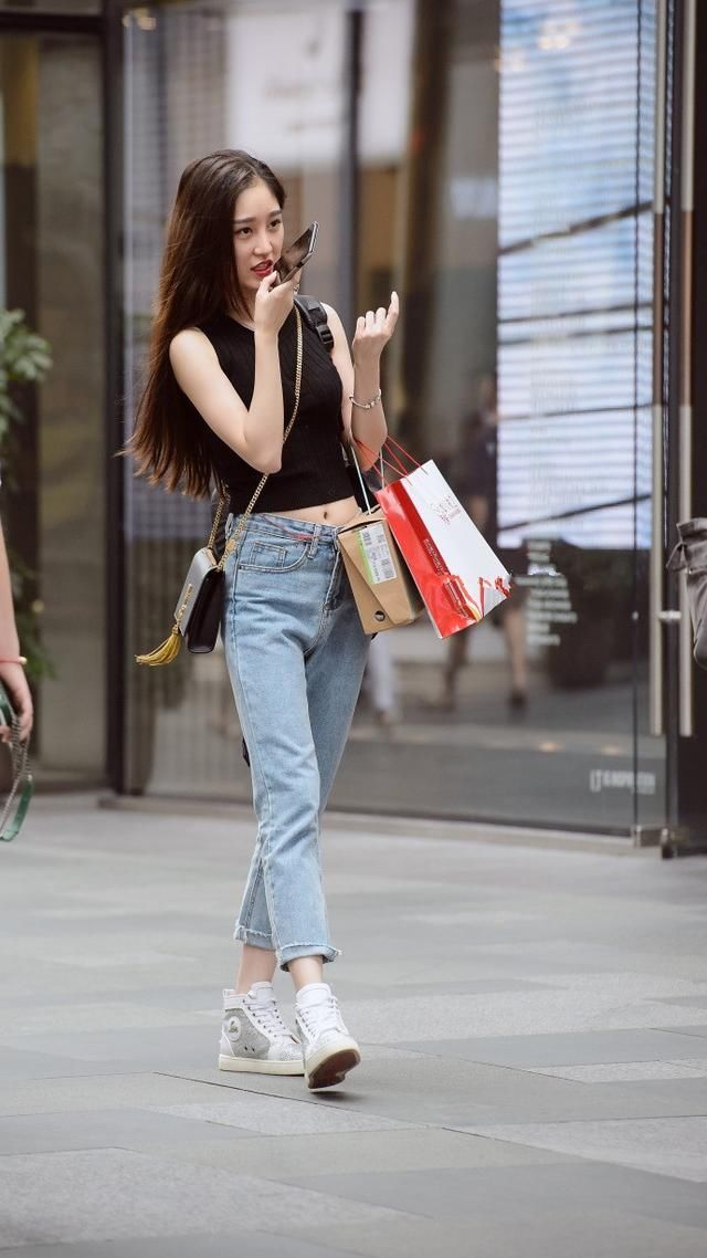 街拍，穿着简约时尚的路人，性感有型又优雅光鲜又靓丽