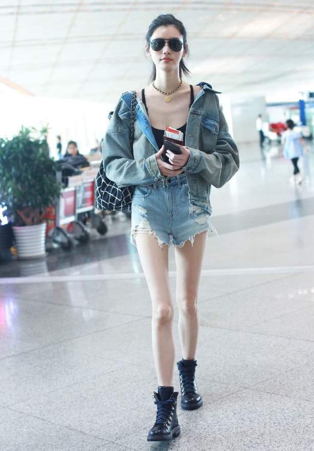 奚梦瑶也能走古典风，一袭吊带蕾丝裙好有韵味，早该这么穿了！