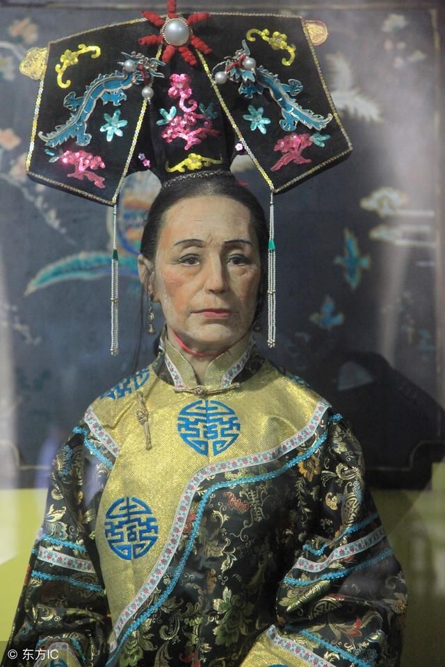 直到晚年,慈禧的肌肤依旧柔滑细嫩,一双手尤其