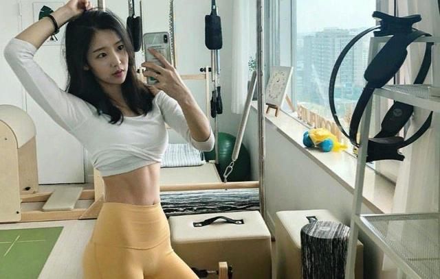 时尚穿搭：健身裤凸显女性独有的曲线美，在夏季也是一种不错选择