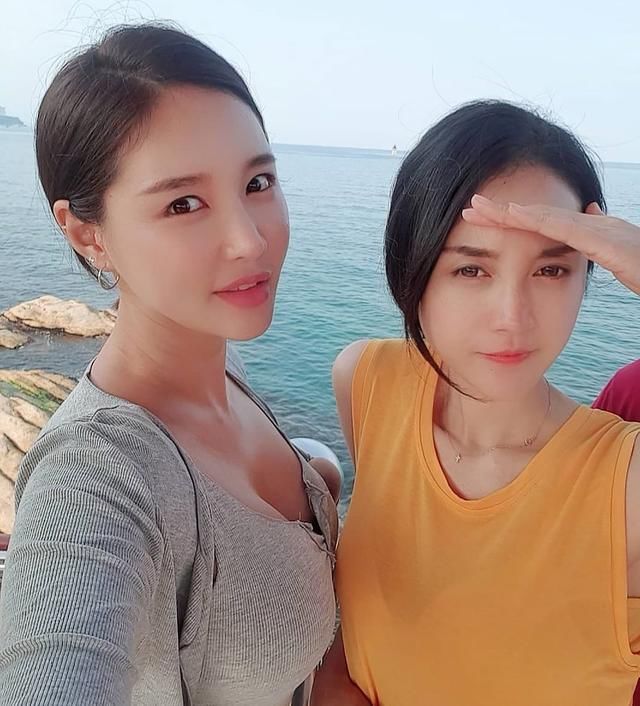 和灰色吊带裙来个海边桥上的偶遇，瞬间就移不开眼