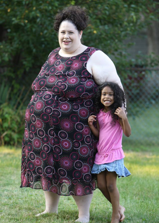 女子重达500多斤，走路就是锻炼，但是她的黑人老公对她疼爱有加