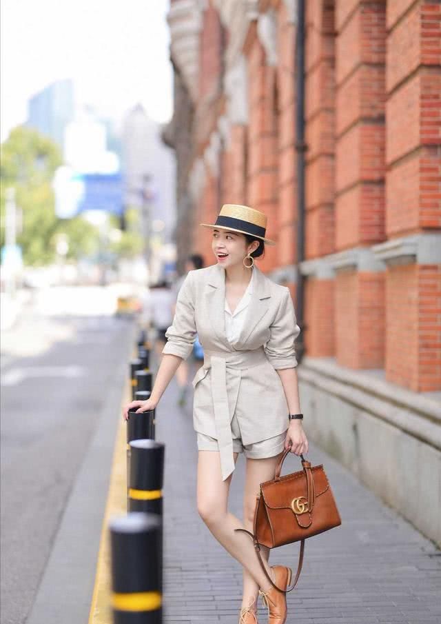 「三木就搭配」三木博主穿平底鞋,短裤西装套装配白衬衫,换了帽子气质都变了