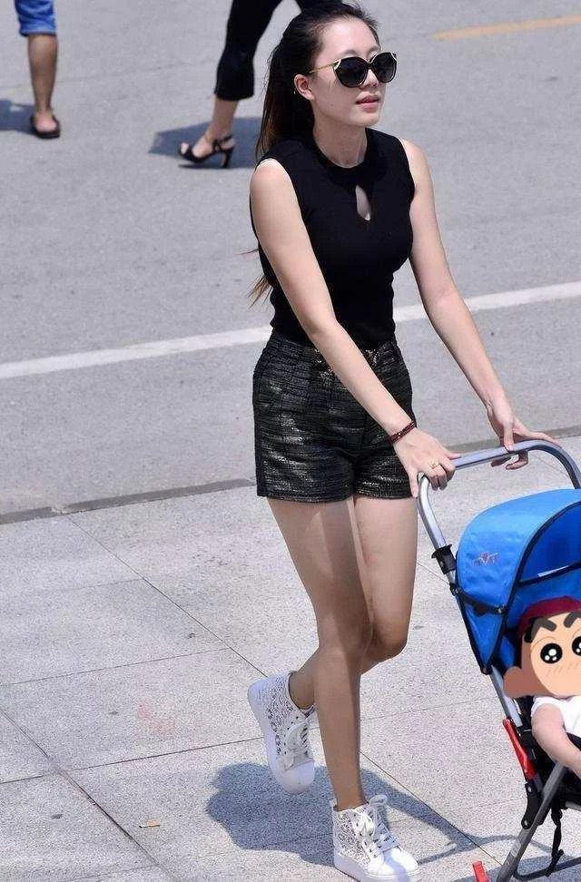 路人街拍:偶遇30岁成熟辣妈 推着婴儿车的辣妈最有韵味!