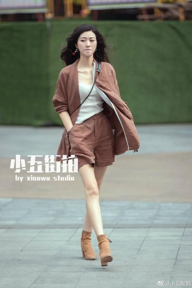 路人街拍：小姐姐很漂亮，白衬衣搭配黑短裤，秀出完美腿型