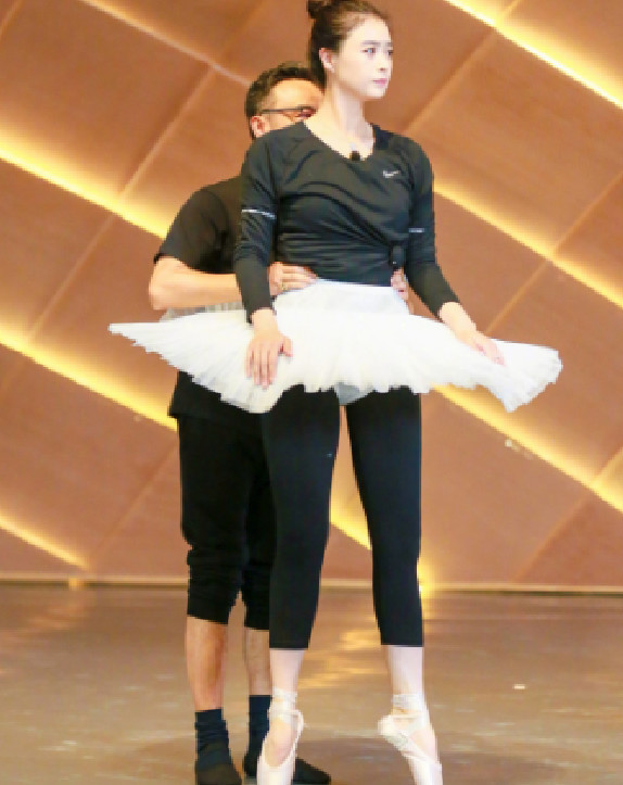 蒋欣减肥再次失败，膀大腰圆比男人都壮，网友：加油，你是最胖的