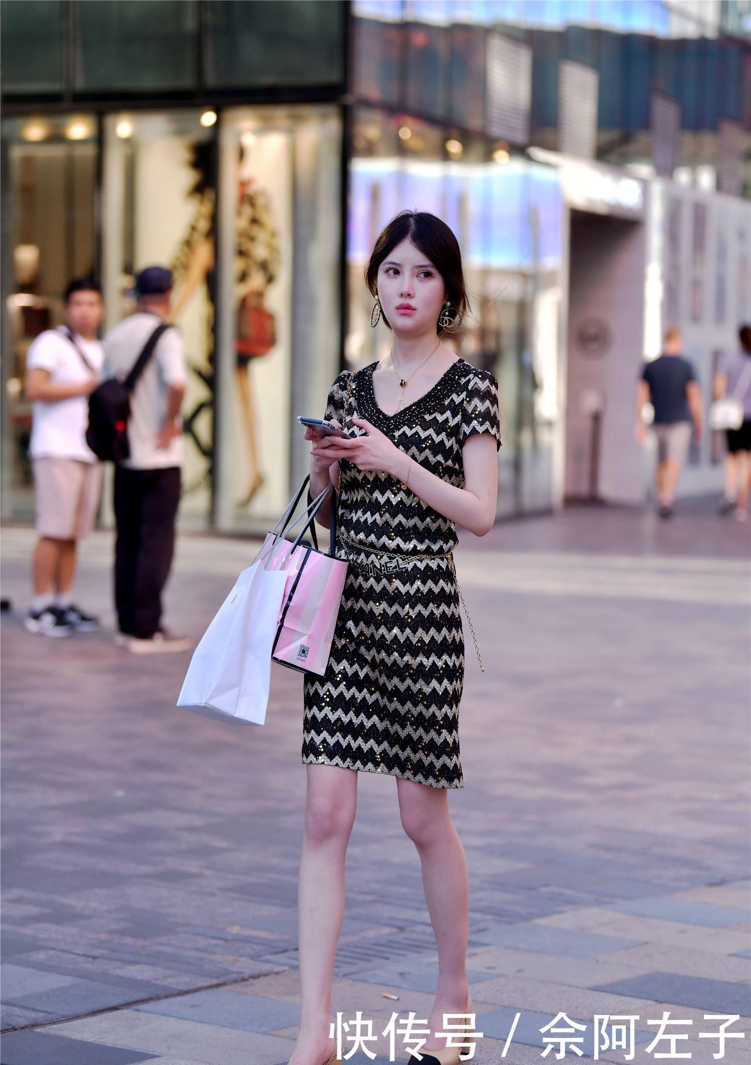  #吊带#藕荷色的吊带修身长裙，用一个黑色腰封，非常漂亮