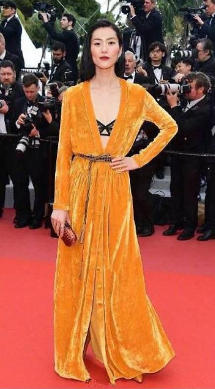 烈焰红唇的秦海璐穿出高级感,接二连三获奖的马伊琍鱼尾裙才迷人