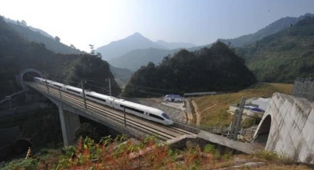 最“难熬”的高铁，7个小时基本漆黑，而且手机也没有信号