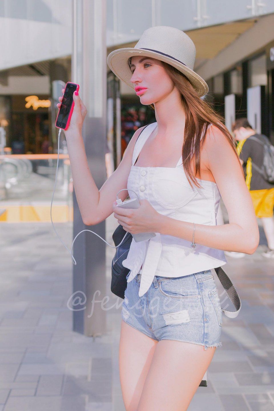 街拍:三里屯来了个酷似芭比娃娃的外国美女