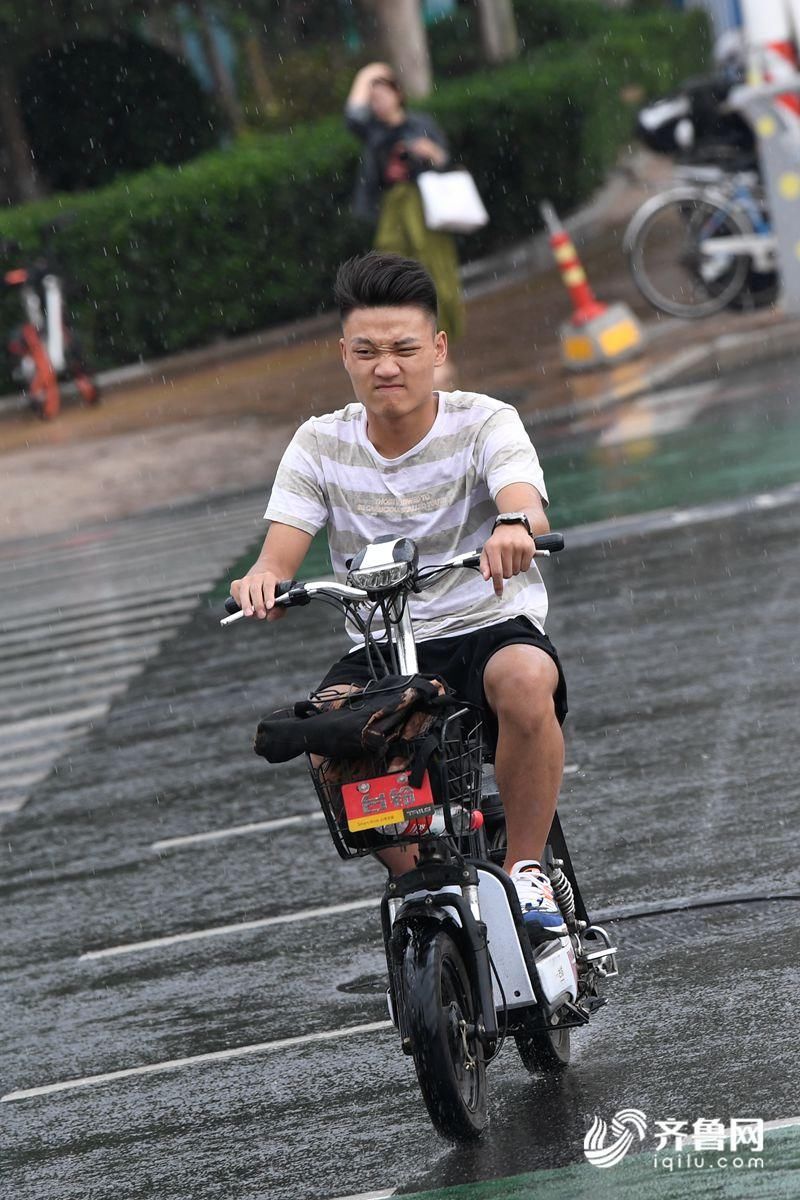午后济南突降阵雨 措手不及的市民百态纷呈
