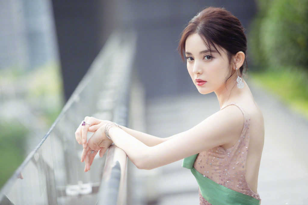 冷酷的“丁建国”穿起长裙很抢眼，她一直像是娱乐圈里的隐形美女