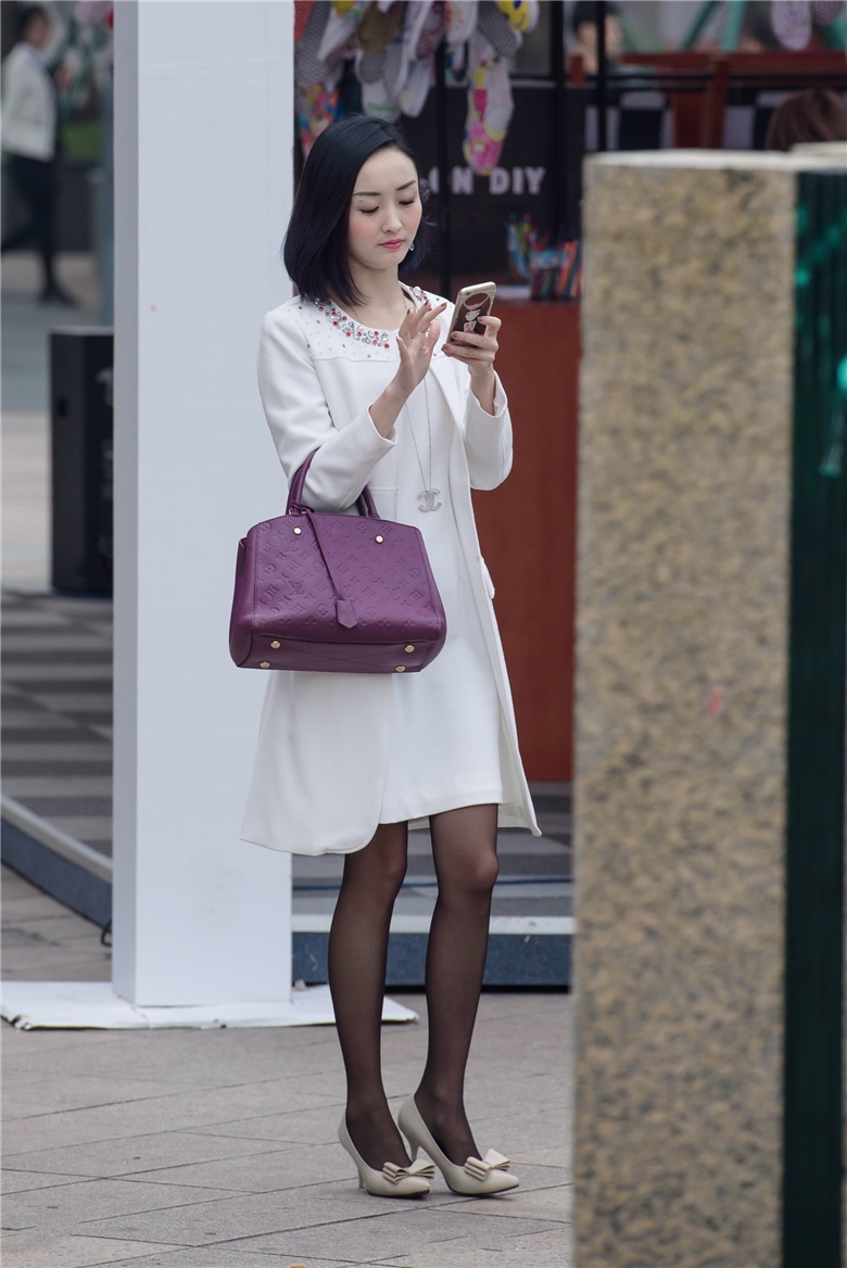 气质高雅的黑丝魅力妇人，婉如一朵白玉兰