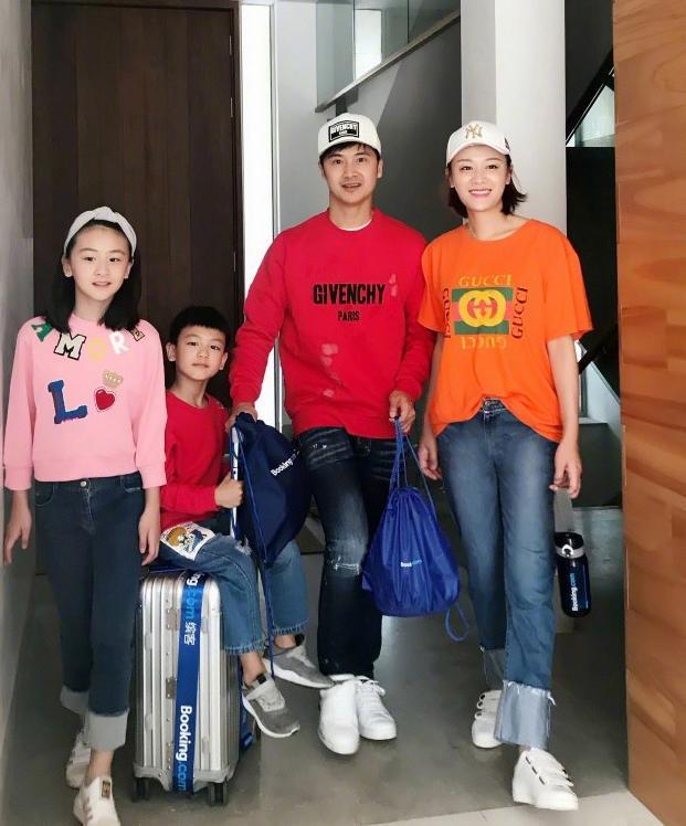 田亮带一双儿女踢球，森碟穿巴西队球服秀大长腿，小腿肌肉抢镜了