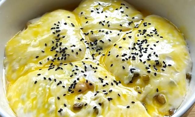  「黄豆和绿豆」黄豆别再打豆浆，加半碗绿豆，锅中一蒸，蓬松暄软，比面包还香软