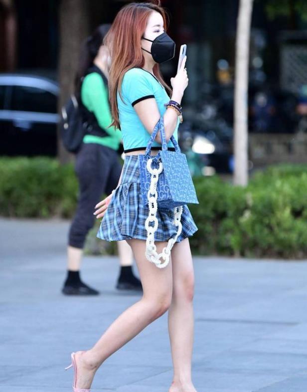 #风采#街拍:倾城倾国的美女,一件黑色背心配浅色短裙,优雅气质风采