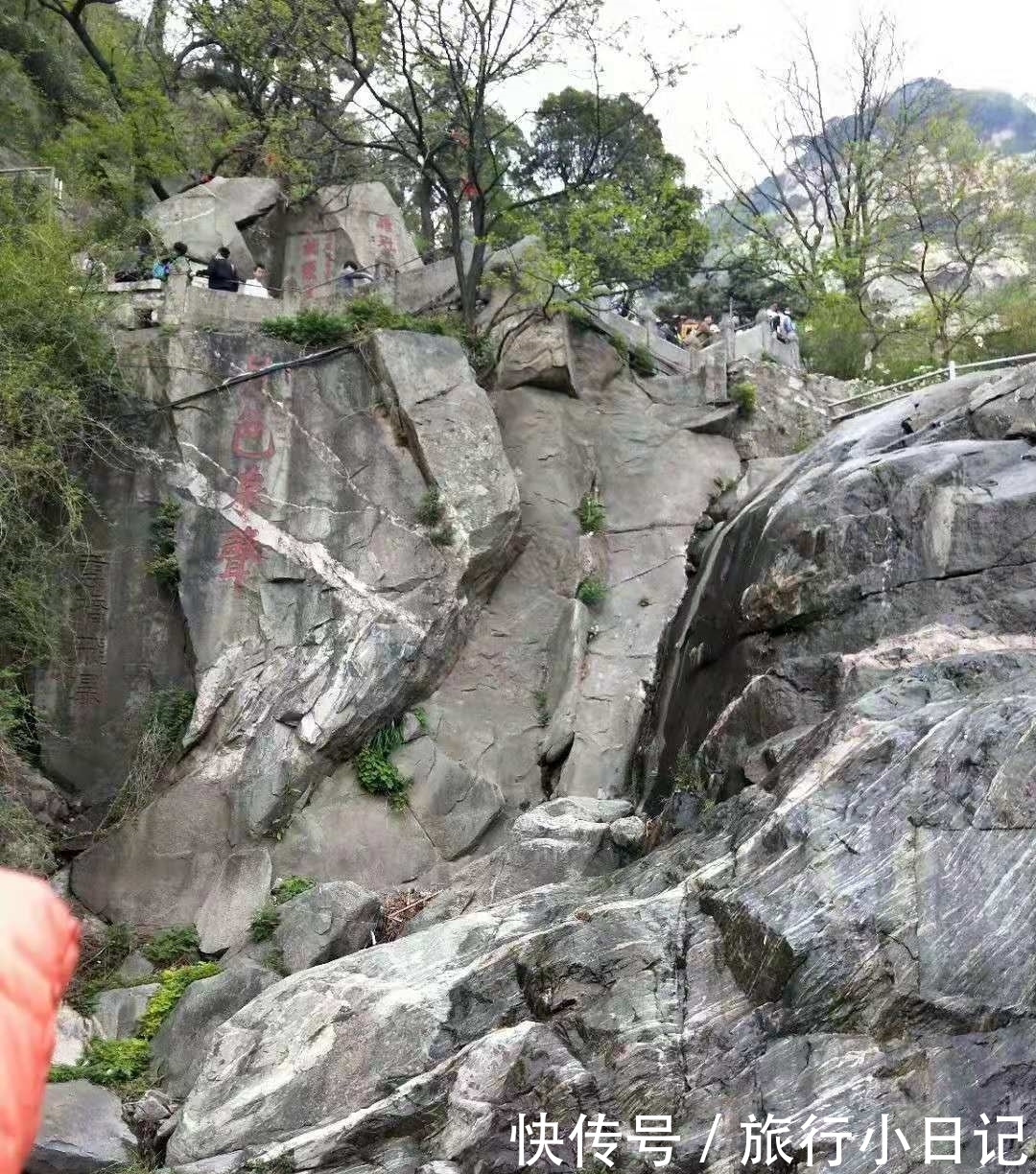 五岳独尊泰山行,拄着拐杖爬上去,裹着军大衣,眼巴巴的等日出