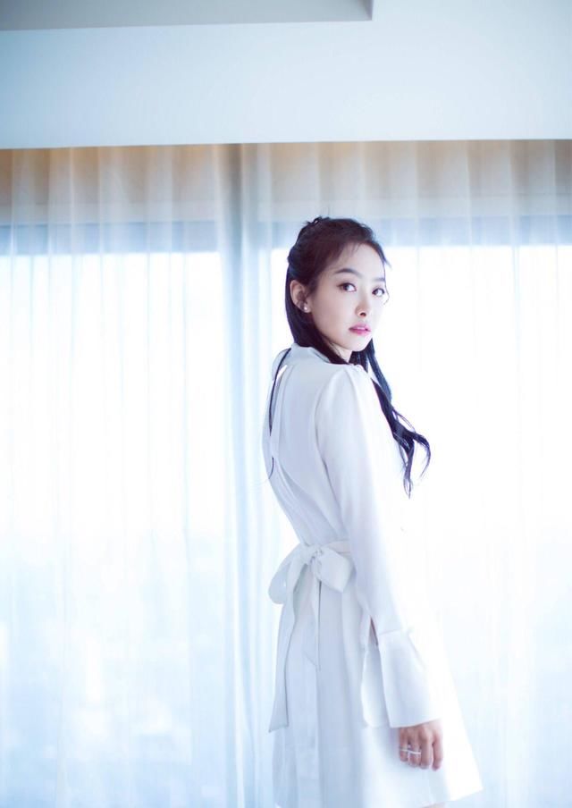 宋茜这姑娘又美啦，一袭纯白连衣裙好梦幻 网友：给加鸡腿