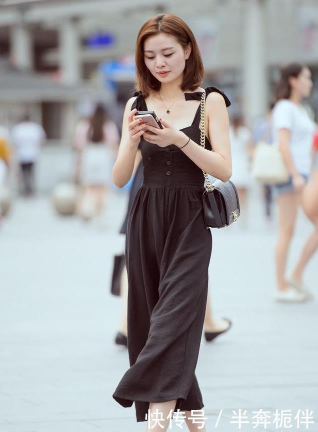 热裤■街拍性感的吊带装搭配红色热裤的长腿小姐姐,撩人又吸睛