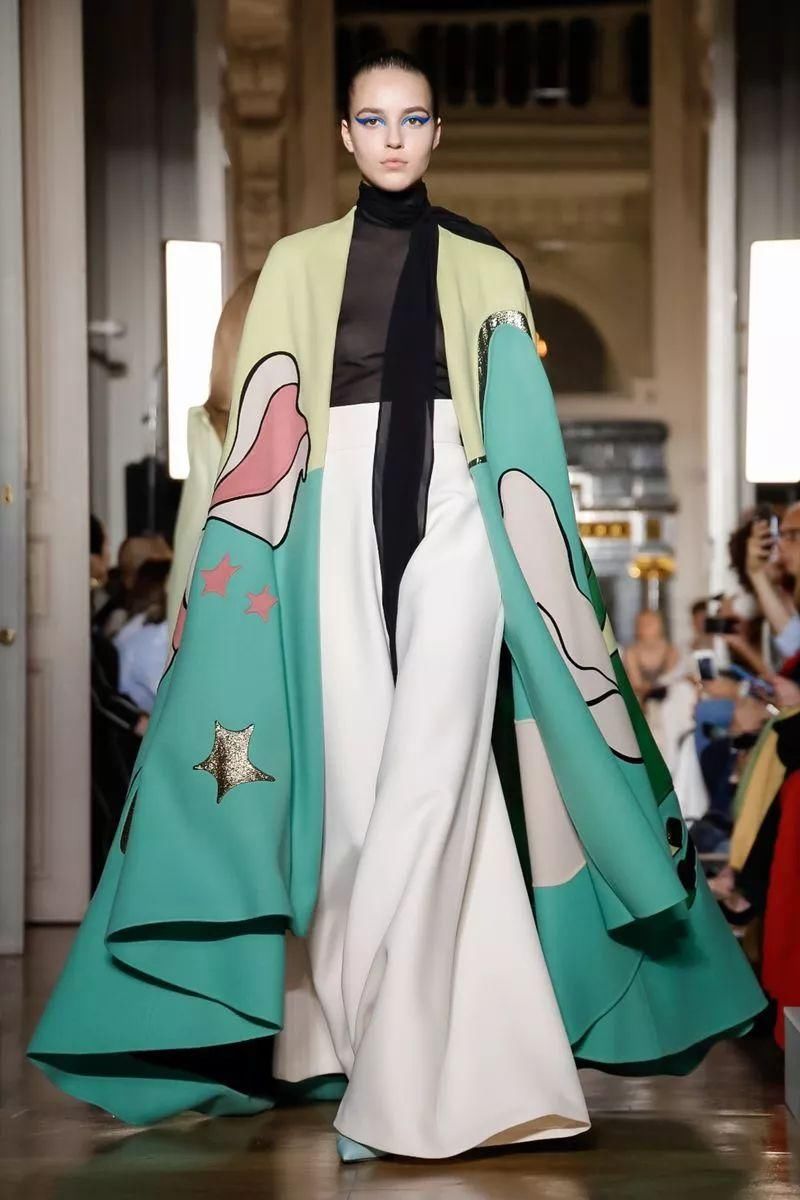 花团包围脸庞，羽毛变成云朵，世界上没有Valentino不敢做的少女