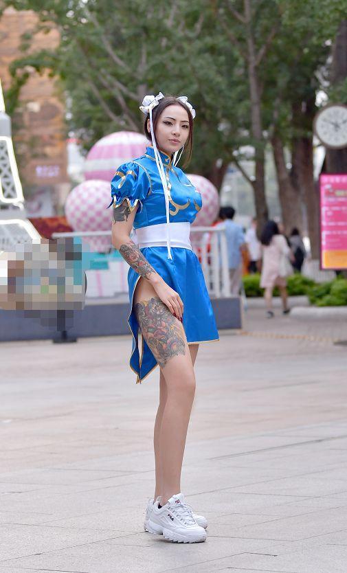 街拍：美女穿“春丽装”，彰显大长腿，露纹身，真是惹不起！