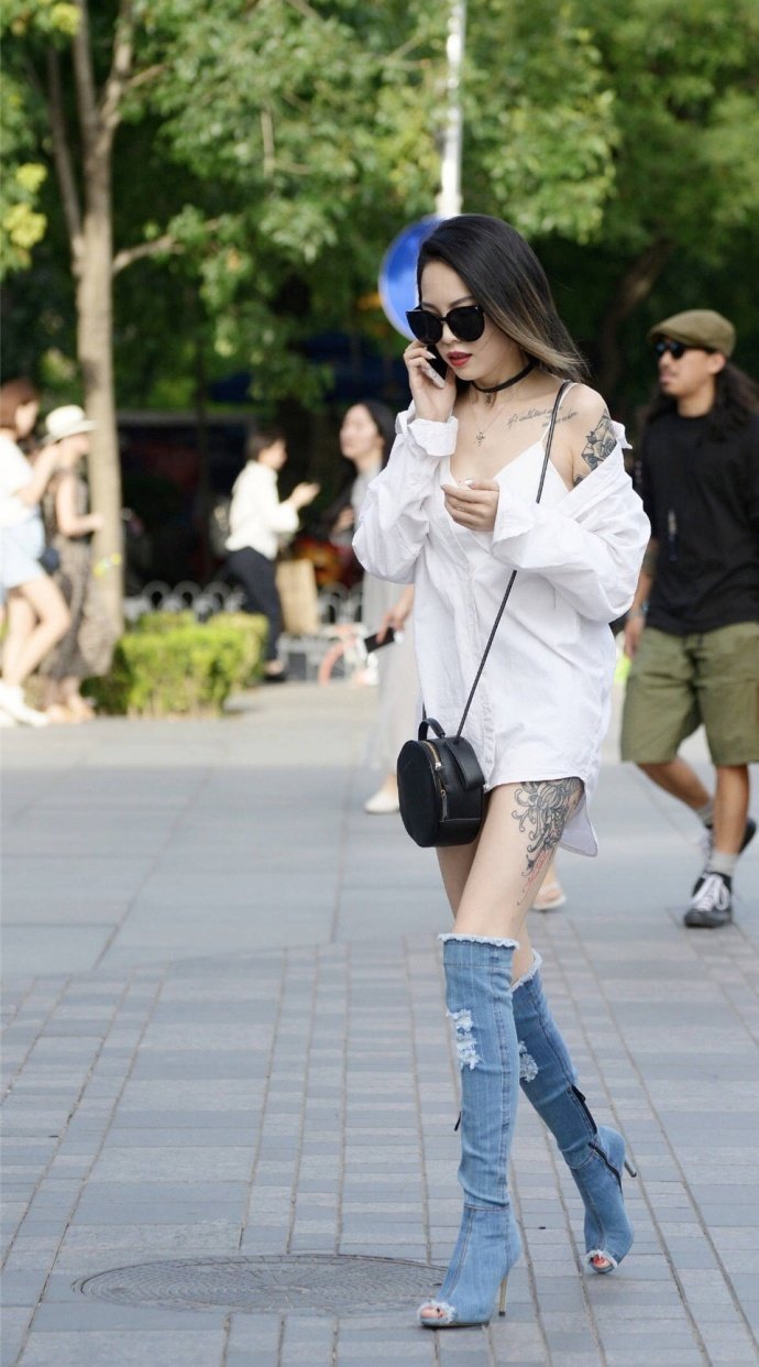 街拍时尚路人,曲线动人顾盼生辉,精致与酷炫你喜欢哪个?