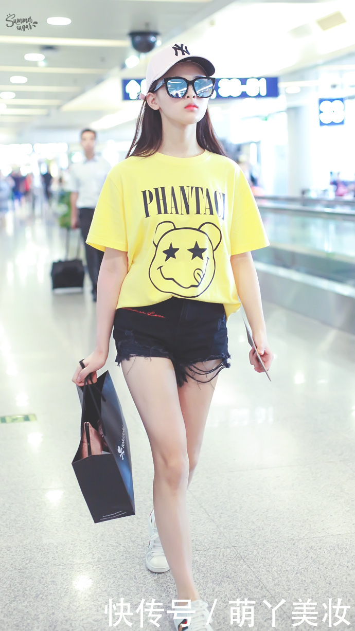 杨超越抹胸裙内穿T恤，却被吐槽“没有腰”网友：还不如不穿！