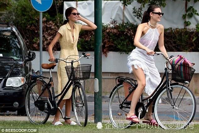 16岁新晋超模与20岁西西里之花度假，两双大长腿上演背影杀