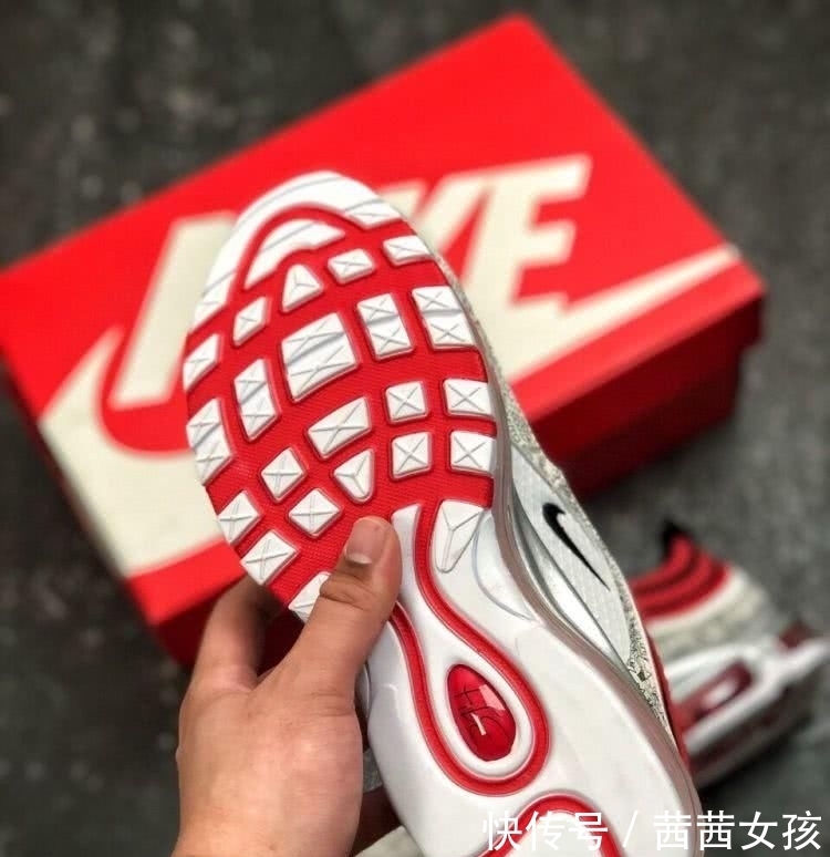  『竟然』塔图姆专属鞋款，竟然不是篮球鞋！耐克Air max97涂鸦印花开箱测评@