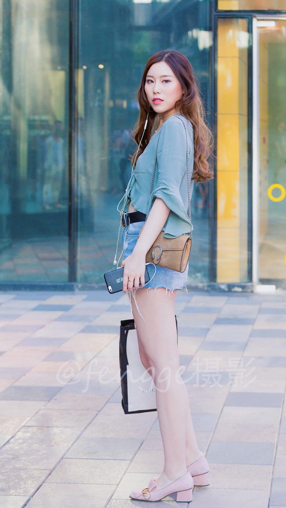 街拍:三里屯来了个梨形身材的姑娘，个性时尚颇具亲和力