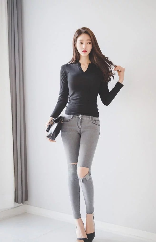 你们最爱的紧身牛仔裤小姐姐，娇美玲珑的身材圆润紧翘，美腰纤细