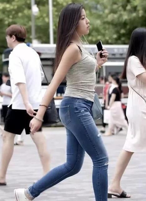  美女■养眼女神街拍：气质高雅的美女，一条粉色的连衣开叉裙，时尚女神风采迷人