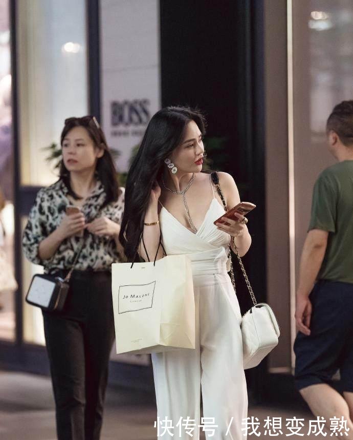 路人街拍，白色紧身裹胸，秀出小姐姐的小蛮腰，很是阳光性感