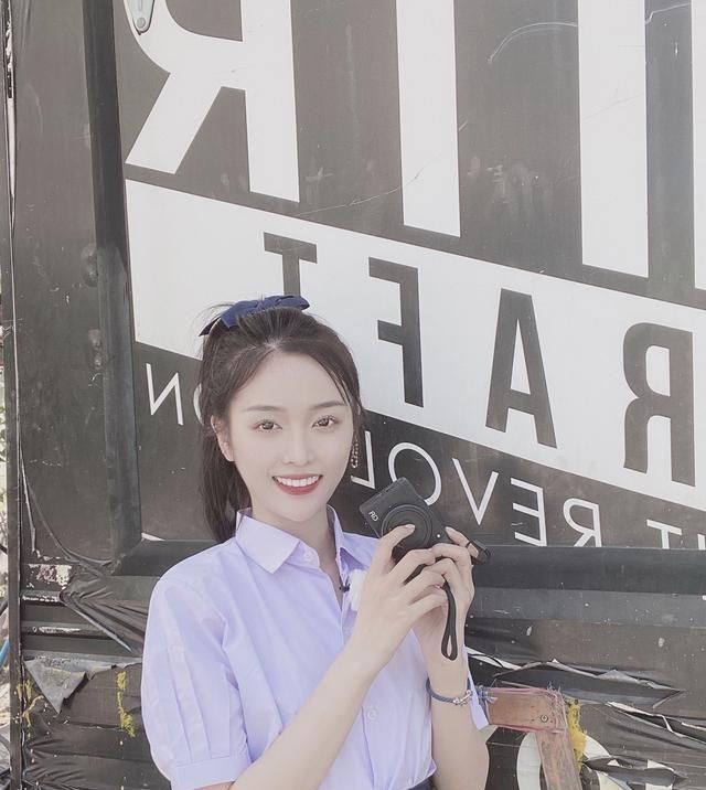  [粉色]吴宣仪真是太会穿了,粉色外套+白色短裤清新脱俗,少女感爆棚