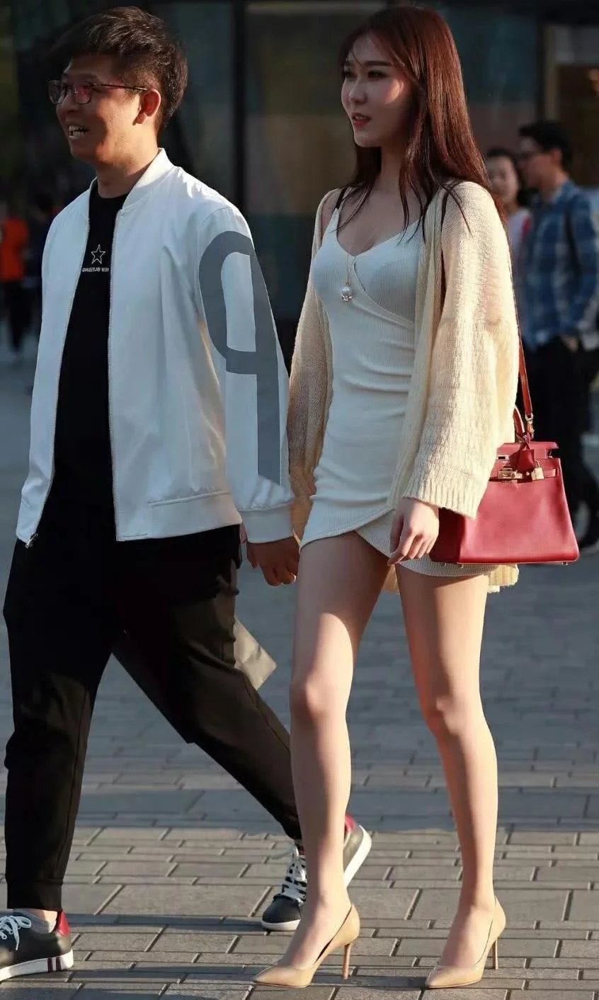 气质小姐姐包臀裙性感迷人尽显女神风采，网友：男朋友得意的表情