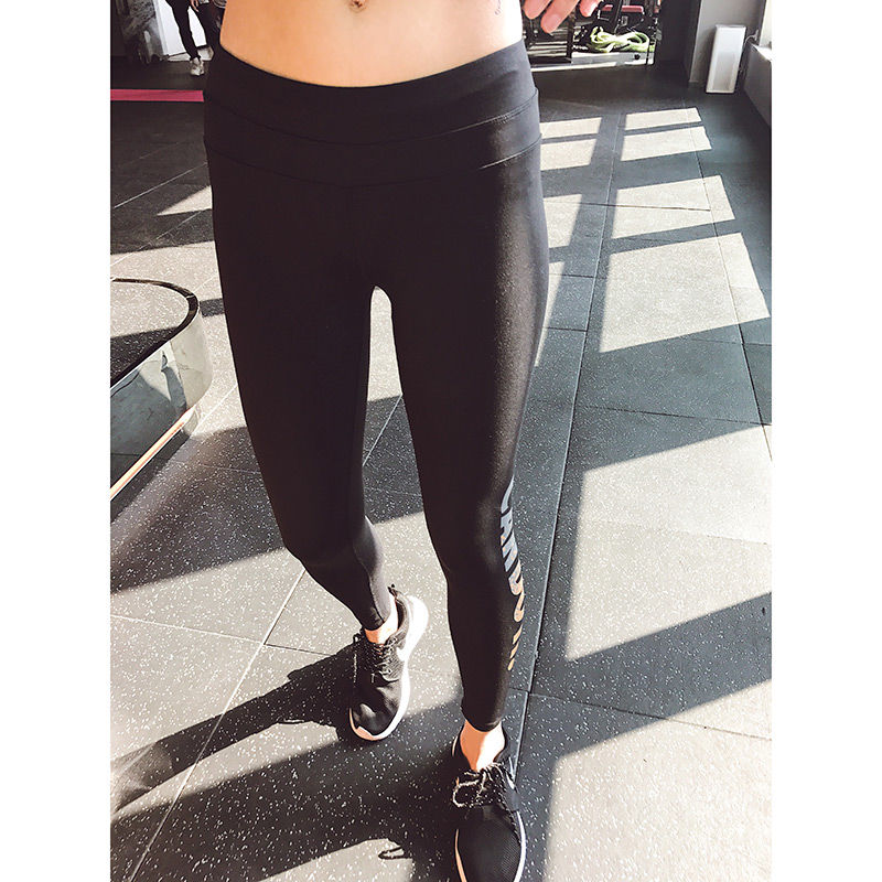 闷热的瑜伽服已过时，今秋最受欢迎的是这几款吸汗瑜伽服