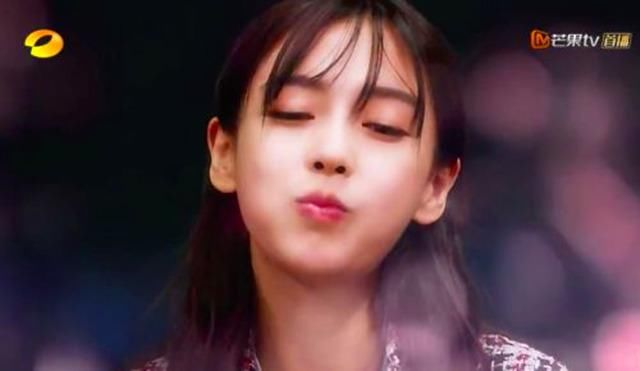 热搜杨颖假吃爆米花被骂惨，官博澄清言词激怒8万网友评论怼骂