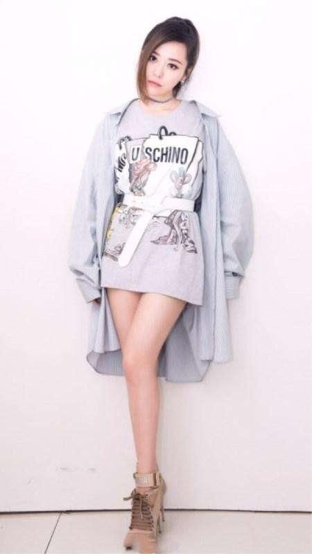 张靓颖真敢穿！为秀美背乳贴都露了，网友：这尺度柳岩都自愧不如