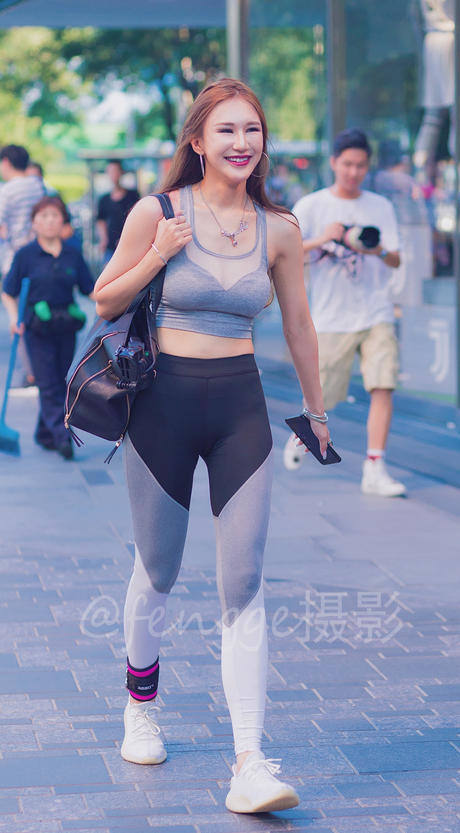 街拍: 穿紧身瑜伽裤的小美女, 身材真棒, 好像还是个小明星呢