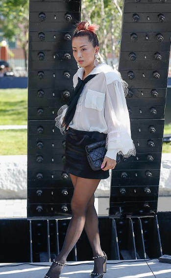 丸子头配黑丝？不说这是陈奕迅老婆，我还以为是村里的王二花！