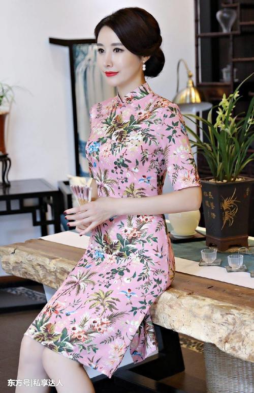 秀丽的香云纱旗袍裙有没有让她变得更美