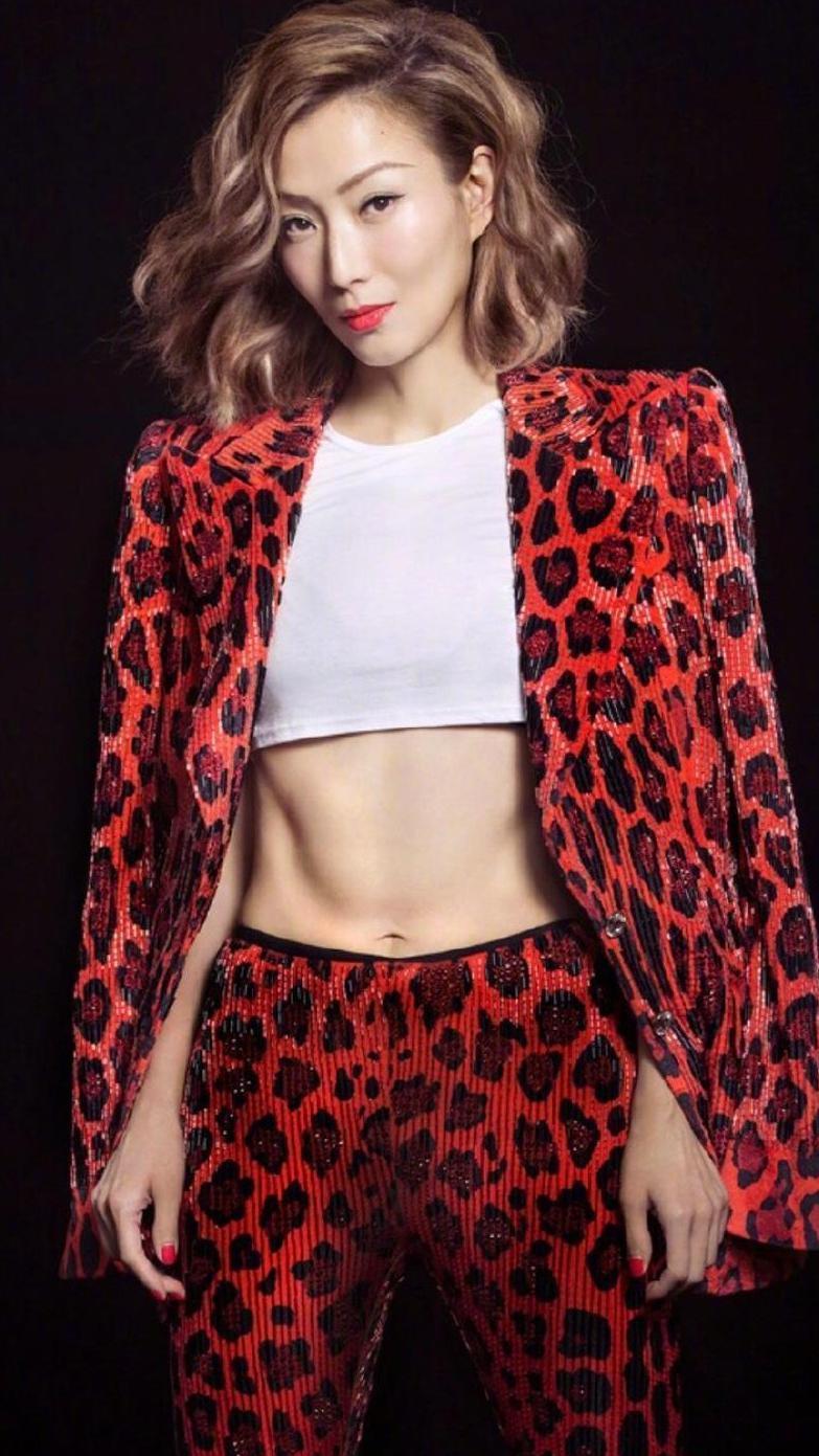 19岁孟美岐第一次去时装周, 就撞衫46岁郑秀文, 还输在了马甲线?