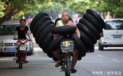  #公交车#为什么私家车多坐一个算超载，而公交车脸被挤到窗玻璃