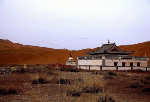 中国最“孤独”的寺庙，隐藏沙漠上百年，如今仅有一位僧人坚守