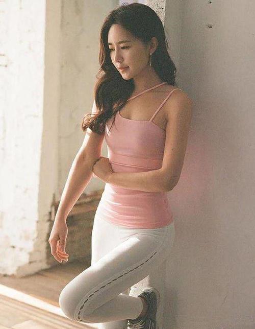 路人街拍,个性小姐姐穿着靓丽,雪纺衫配热裤,简约有型又有范!