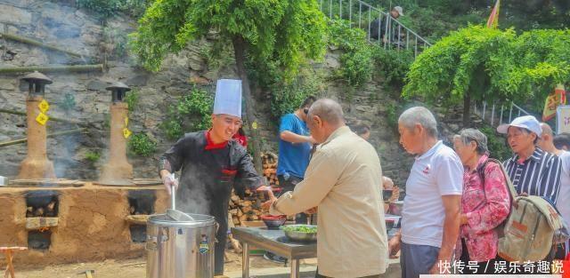 山东一5A景区怪景象，羊汤售价一元，游客坐在山洞里喝汤