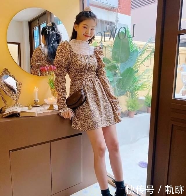 『花朵』2020开春 流行穿“开满花”的裙子,谁穿谁美!