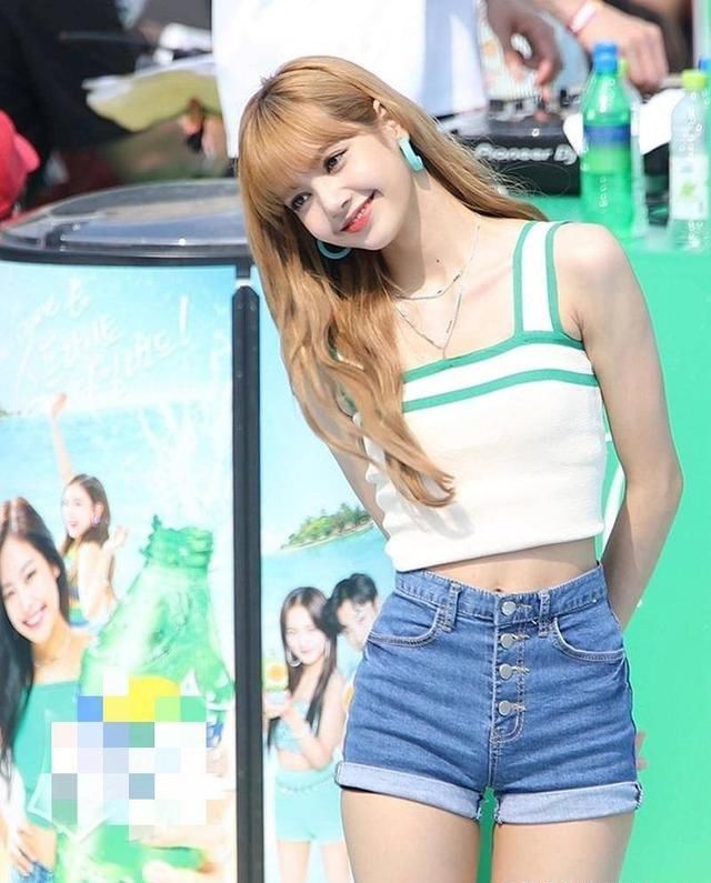  『小吊带』Lisa把吊带背心穿火了！这么搭时髦显瘦又高级，美得毫不费力